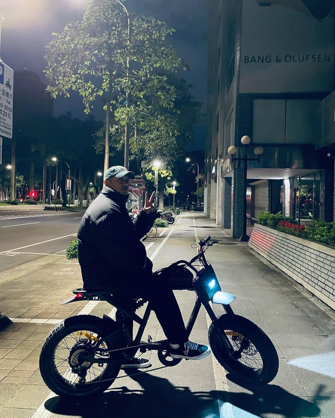 余文樂のインスタグラム：「First ride in 2021 ~ HAPPY NEW YEAR TO EVERYONE 💙」