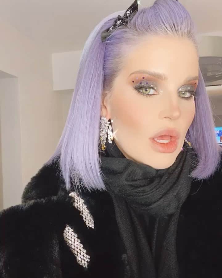 ケリー・オズボーンのインスタグラム：「What are your final thoughts on look 2? @nyeonfox  @foxtv」