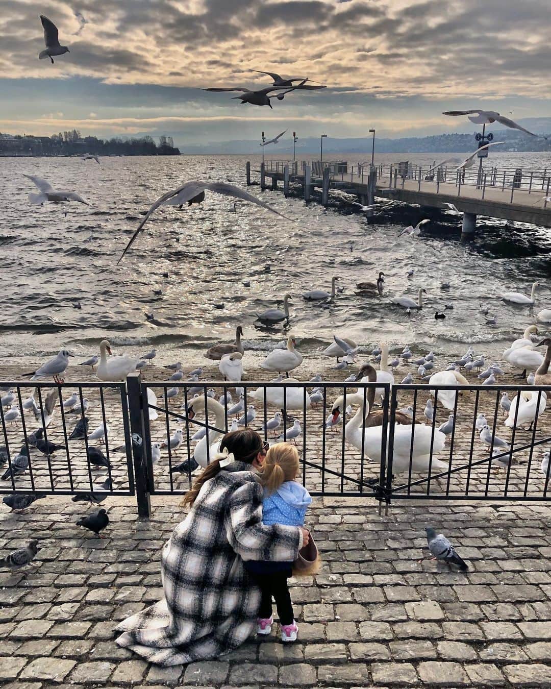 のインスタグラム：「2020 was a turbulent year for everyone and I feel we were thrown into the unknown. For us, the uncertainty regarding our future was stressful and incredibly difficult to plan. Our move in April was pushed back, then mini and I had to live apart from my husband for a few months. We are together in Switzerland now, but without being able to see all the friends/family as we usually would. We will be leaving soon to our new home in São Paulo. Thank you to all my family and friends who helped us along the way. Your kindness and support mean everything to me. Onto a new year with a new adventure.」