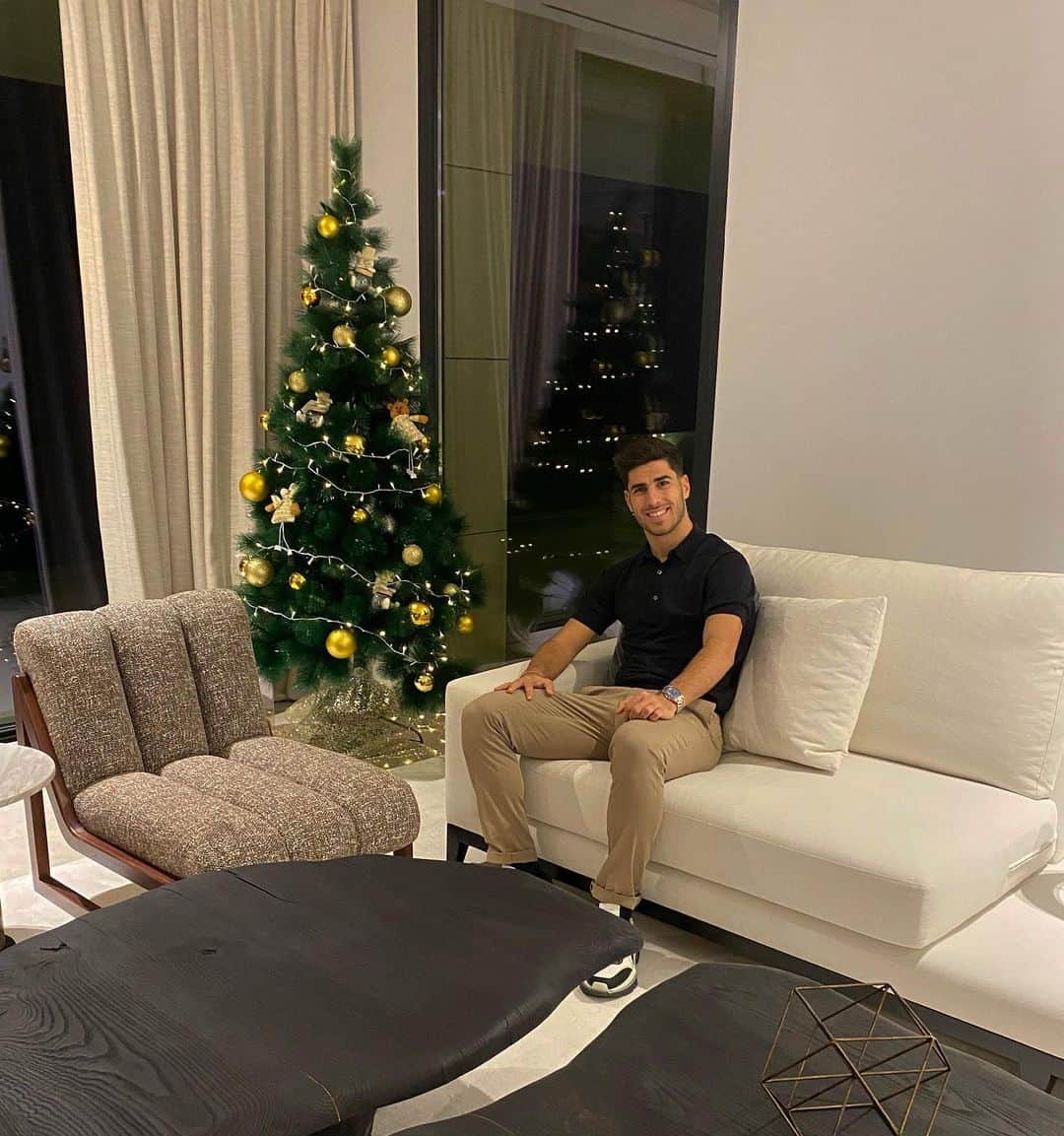 マルコ・アセンシオのインスタグラム：「Me quedo con el aprendizaje y los momentos buenos de este año 2020 que nunca olvidaremos. Os quiero desear que el año 2021 os traiga lo que más hemos aprendido a valorar este año que dejamos atrás, la salud y la felicidad. ¡Feliz 2021 amigos! //  The lessons and the good moments of this unforgettable 2020 will remain with me.  I wish for you all that 2021 will bring what we have learned to value in this year we are leaving behind, health and happiness. Happy 2021 friends!  #MA11」
