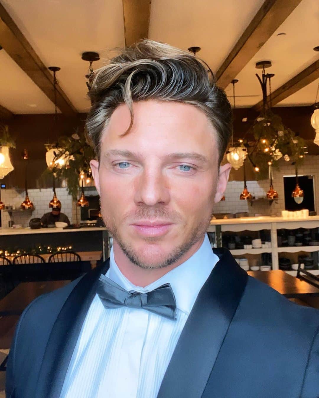 スティーブ・クックのインスタグラム：「New Year, New hair! Happy 2021 🥂」