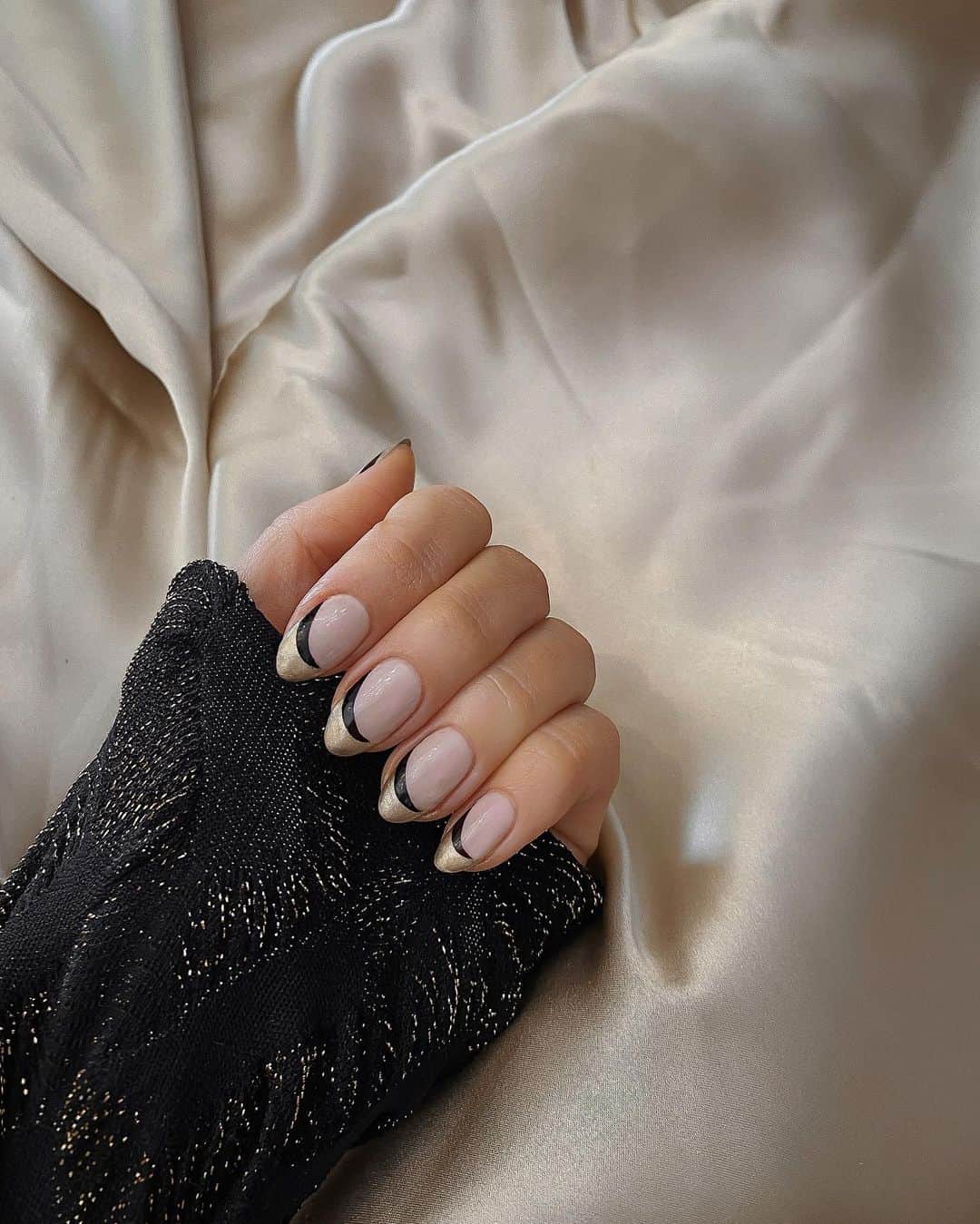 Anna Nyströmのインスタグラム：「New Years nails 🥂✨」