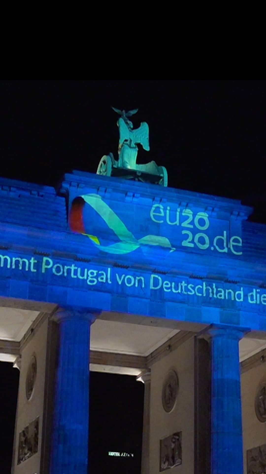 アンゲラ・メルケルのインスタグラム：「Heute um Mitternacht übergibt Deutschland den Vorsitz der EU-Ratspräsidentschaft an Portugal. Dafür erstrahlt das Brandenburger Tor heute Abend nochmal mit dem Logo der deutschen Ratspräsidentschaft und sendet „Viel Erfolg, Portugal“. --- Tonight, Germany hands over the presidency of the EU Council to Portugal. For this, the Brandenburg Gate shines again with the logo of the German presidency and sends „Good luck, Portugal“. . . . @EU2020DE #EU2020 #Europe #Europa #EU #Ratspräsidentschaft #BrandenburgerTor #🇪🇺#🇩🇪#🇵🇹」