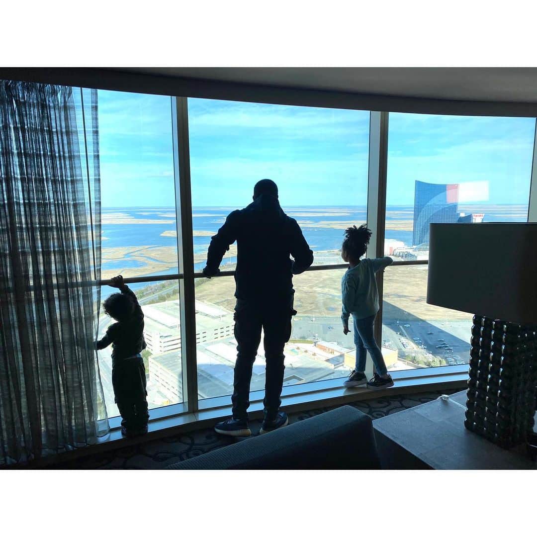 のインスタグラム：「Atlantic City🙌 #CasinoCity @borgataac We are not Casino fan and don’t even know how to play Casino well 🤣 just because My husband was working around this area at the last day of the year so we just decided stay here for a night. Anyway... it was a beautiful view from 37th floor #アトランティックシティー　#ホテル37階からの景色　🤰💦このタイミングでダディーが丸々4日間家をあけて泊まりでアトランティックシティーで仕事だったので最終日にみんなでついていき一泊して来ました〜。#出産直前にちょっとのんびりできました。私もダディーもカジノのことはよくわからないけど雰囲気楽しんできました😁#ダディー仕事納め #大晦日 #アトランティックシティー #カジノの街 #出産前の家族旅行 #ホテル #37階 #familytrip #atlanticcity #borgataac #lastmonthsofpregnancy #TheLastTripAsAGroupOf4👨‍👩‍👧‍👦 #家族4人での最後の旅行 #第三子出産直前 #臨月」