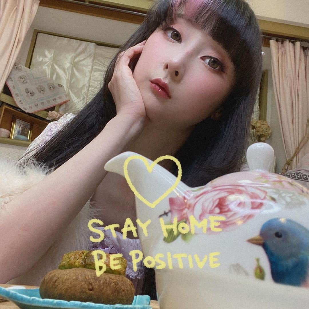 のインスタグラム：「Happy New Year!🎉 明けましておめでとうございます！  Before actually stepping into the new year, I decided to reflect on the good that happened during 2020... and I fell down a rabbit hole of great memories despite the circumstances during this time.  So much so that I have to break this post into two, so take a look if you'd like, but this is more for personal reflection on 2020 as a whole.  This post is a compilation of my general life in Japan.  I spent the good first half of the year quarantined besides going to work, so most of my time was spent on improving myself, my surroundings, and finding ways to hang out with family and friends online.  The second half is filled with cautious trips outside and giving myself permission to have fun during these hard times.  See the next post on my work and projects during this past year~  2021年を始まる前に、一回2020年のいいことをちょっと振り返りたいと思ってたら、いい思い出の写真いっぱい出てきました。あまり多過ぎて、ポスト2つに分けさせてください〜スライドして、見てみてね、でも一応個人の振り返り用です。  このポストは今年日本に過ごした生活についてです。前半はほぼ自粛して、仕事以外は全然出かけられなかったから、その時間に自分の成長とか、環境を整えて、リモートで家族と友達との過ごし方を探してた。後半はすごい気を付けながら出かけてみて、本当に楽しんでいいのかすごい悩んだけど、やっぱりたまには大丈夫じゃないかとやっと決めました。  次のポストは仕事とプロージェクトについてです！  #rinrindoll #japan #tokyo #harajuku #japanesefashion #tokyofashion #harajukufashion #東京 #コーデ #今日のコーデ  #lifeinjapan #2020 #lifein2020」