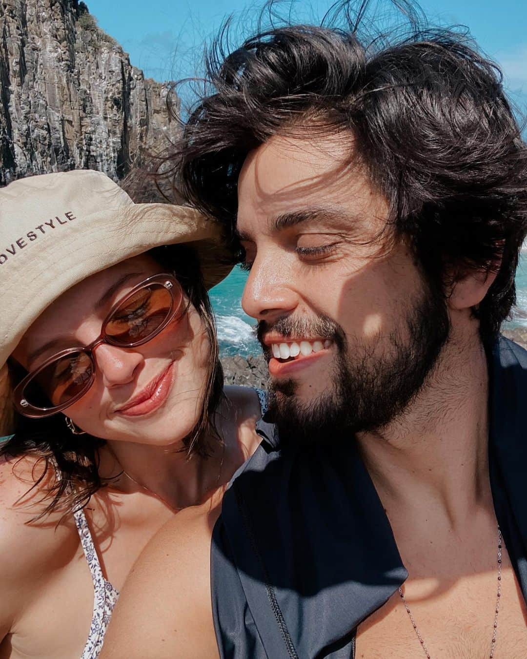 アガサ・モレイラのインスタグラム：「2 anos de fachada! ✌🏻 . hahahahaa me desculpem, mas eu não podia perder a piada! 🤣 . Nosso relacionamento é daqueles que eu pensava que nem mais existia. Vc me fez voltar a acreditar num grande amor. E pode ter certeza que um grande amor, não é do jeito que a gente idealiza antes de encontrar um. Exige muita disponibilidade e sabedoria. Construímos nossa relação baseada no respeito, na parceria, na conversa, na liberdade, na cumplicidade, na admiração e principalmente no amor. Somos duas almas que optaram pela felicidade e evolução. E seguiremos assim, enquanto for assim. @simasrodrigo eu te amo! Obrigada por tanto! 🙏🏻♥️」