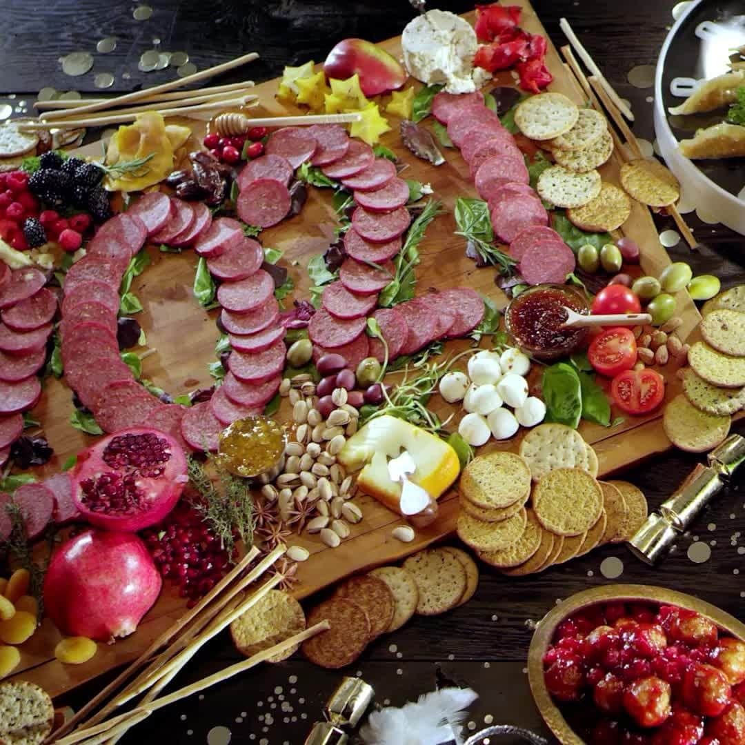 ジョンソンヴィルのインスタグラム：「May your plates be full and hearts hopeful as the new year begins. Wishing health, happiness and many flavorful meals with loved ones in 2021. Happy New Year!」