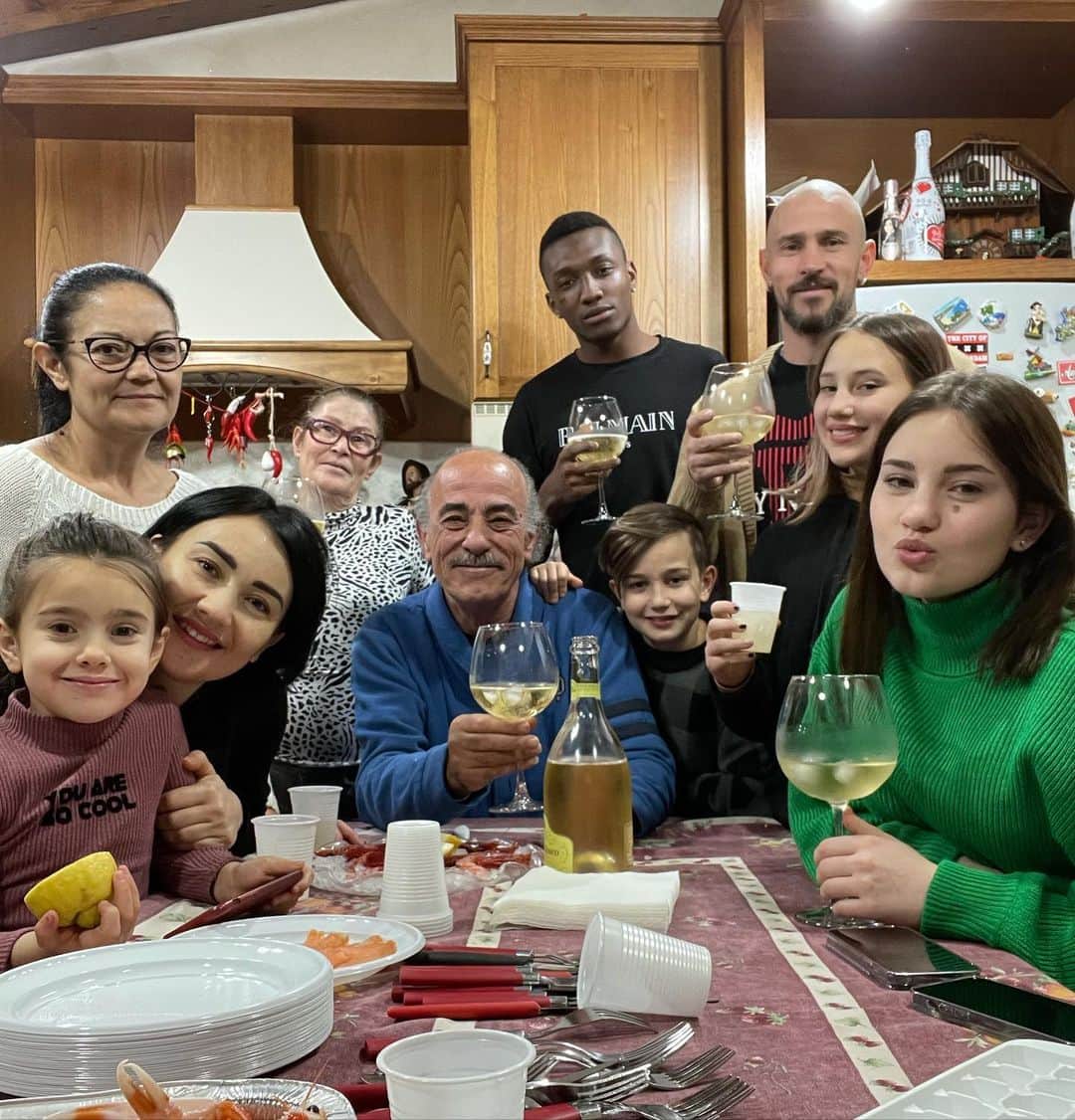 アントニオ・フローロ・フローレスのインスタグラム：「Un 2020 veramente difficile finalmente svolge a termine!!! auguro un 2021 migliore a tutti 🎉🎉🎊🎉🎊🎉」