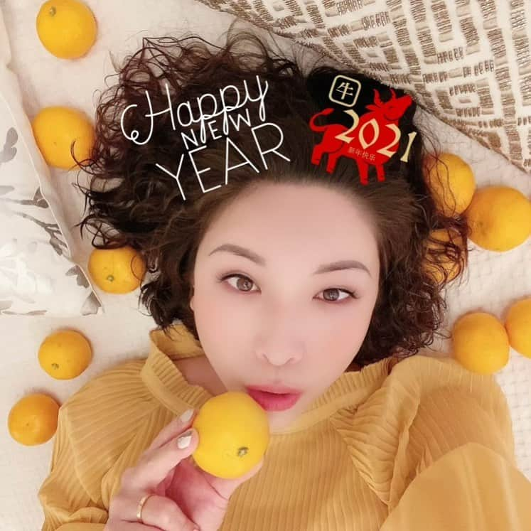 吉井奈々さんのインスタグラム写真 - (吉井奈々Instagram)「2021年、あけましておめでとうございます♪﻿ ﻿ 去年は﻿ 自分と向き合い、心や日常と向き合い﻿ そしてこの世界と向き合う﻿ そんな1年だったんじゃないでしょうか？﻿ ﻿ 「働く」とは、「繋がる」とは、﻿ 「愛」とは、「生きる」とは。﻿ ﻿ 2020年は人間の本質を求められる年だったと思います。﻿ そして、2021年は去年以上に﻿ ﻿ 本当の自分に戻ること﻿ 自分の心の声を聴くこと﻿ 内なる声に従うこと﻿ ﻿ それが本当の自分に戻ることになります。﻿ ﻿ 情報が多いこの時代﻿ 誰かの声に従っていたり﻿ 誰かの流れに乗るのではなく﻿ ﻿ 自分の流れを信じてください。﻿ 自分の声を聴くことが﻿ 上質な人生を作ります。﻿ ﻿ 1月は新しいことを始めるのに﻿ 最適なスタートです﻿ ﻿ でも、﻿ 1年で1番惑わされやすい月でもあります﻿ 誰かの声に流されるのではなく﻿ 自分の心の声を信じてくださいね。﻿ ﻿ 焦らないで下さいね。﻿ 急いで今年の目標とかを決めなくていいからね。﻿ ﻿ ゆっくりしながら﻿ 温泉に入ったり、こたつでお雑煮食べたりしながら﻿ ﻿ 今年はどんな年になったら【面白いかな】と﻿ 考えてみて下さい。﻿ ﻿ 眉間にシワ寄せて「目標とは・・・」はダメよ。﻿ 新年早々ブスだわ。﻿ ﻿ そうではなく﻿ ﻿ どんな年になったら【面白いかな】〜♪﻿ ﻿ これをニヤニヤしちゃうくらい﻿ ワクワク♪しながら想像してみてね〜♪﻿ ﻿ ﻿ では、楽しいお正月を﻿ お過ごしくださいませ〜＼(^o^)／﻿ ﻿ 今年も吉井奈々と、楽しいことを一緒に﻿ いっぱいやっていこうね♪﻿ ﻿ 今年もよろしくおねがいします♪﻿ ﻿ 吉井奈々﻿ ﻿ #新年のご挨拶 #新年の目標 #自分軸で生きる #自分と向き合う #本当の自分に戻る #内なる声に従って #情報に惑わされない #誰かの声に惑わされない #上質な人生 #焦り #焦らない #丁寧に生きる #美しく生きる   #上質な暮らし #幸せな生活  #言葉はプレゼント  #主婦  #オネエ #元男子 #起業女子 #男に生まれて女になって結婚もできました  #吉井奈々 #youtuber #オトナの気くばり講座」1月1日 6時12分 - nanayoshii777