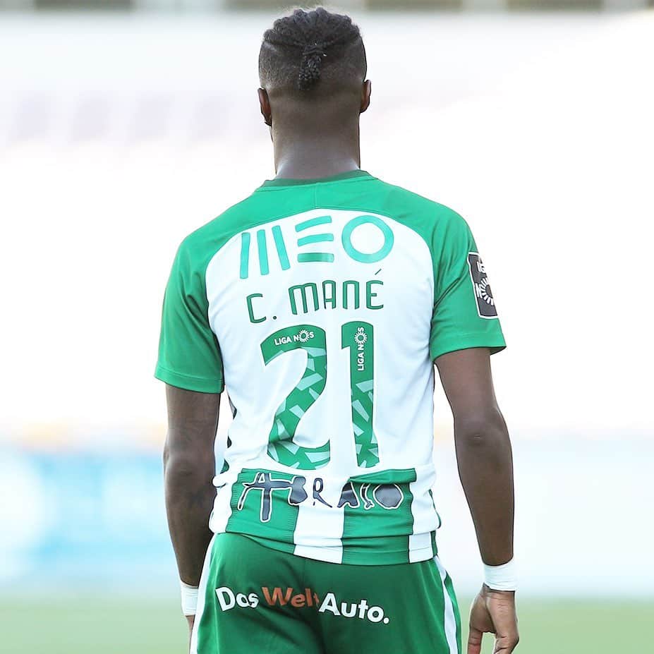 カルロス・マネのインスタグラム：「Que o novo ano nos traga a força necessária para corrermos atrás dos nossos objetivos , muito amor e muita  saúde é o que vos desejo  FELIZ 2021 ! #21 #21 #21 #21 #21」