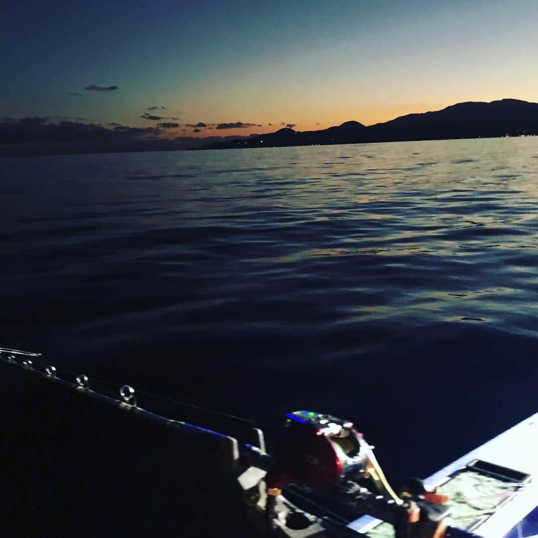 佐々木主浩のインスタグラム：「新年あけましておめでとうございます🌅皆様にとっても素晴らしい一年でありますように。 今年も宜しくお願い致します🤲  #新年 #初日の出 #お正月 #年越し #釣り #佐々木主浩 #大魔神 #npb #dena #denaベイスターズ #daiwa」