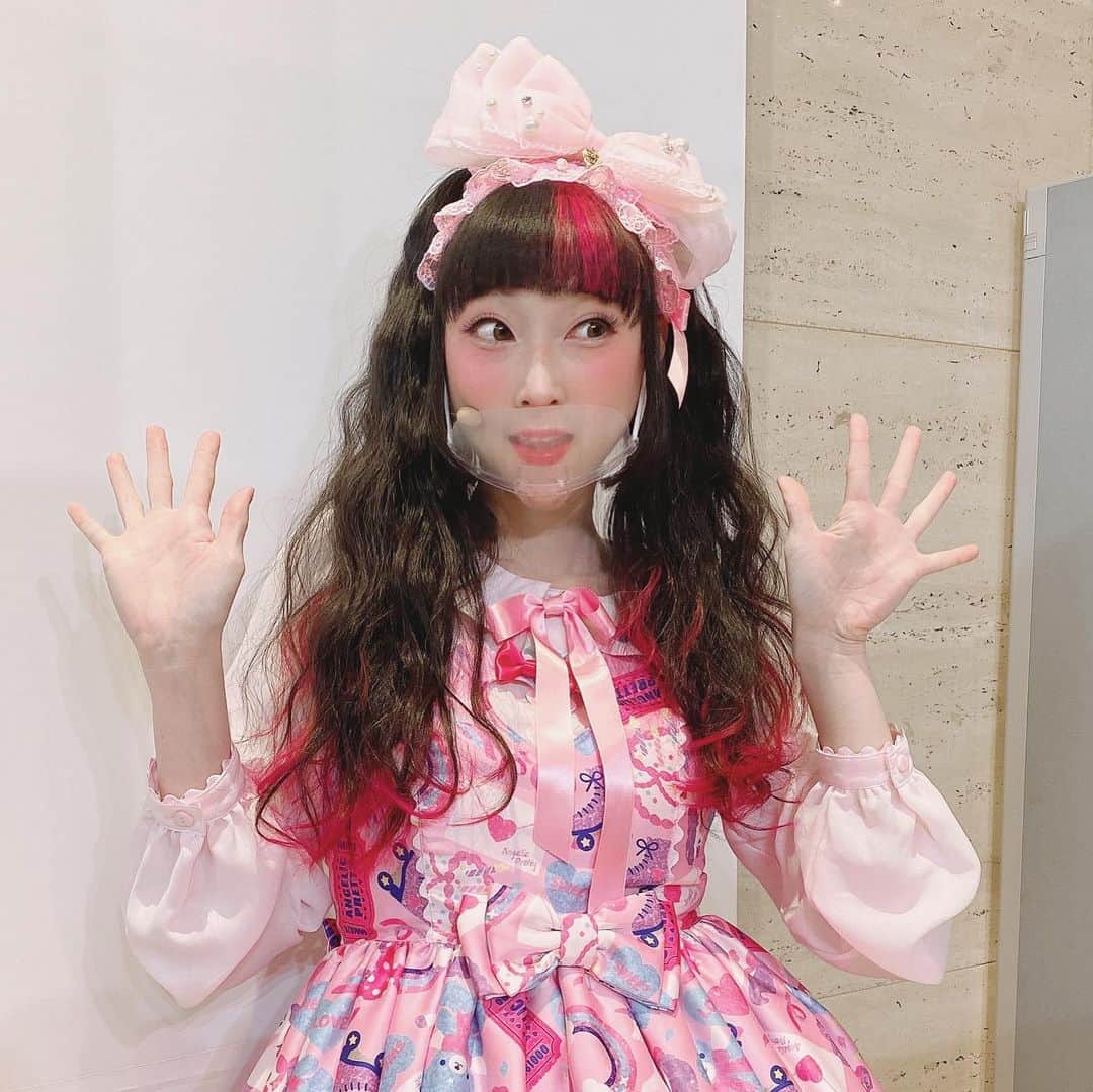 のインスタグラム：「Hello! Welcome to part two of the reflections on good parts of 2020~ 日本語訳はコメント欄に載せてます🙇🏻‍♀️  This is all about the work and collaboration projects I had the opportunity to do during this time despite losing a lot this past year.  I thought I didn’t do much at all, but taking the time to look back, there was quite a lot I’ve accomplished this year.  Feel free to take a look, but this is mostly a personal reflection post.  First off, we had to learn to work remotely and distantly, and be mindful of our health as well as others while working.  Since I couldn’t really celebrate my birthday with anyone, I turned my birthday into a fun producing project filled with specialized drinks, collaboration images and characters, as well as a livestream show to hang out with everyone!  NHK Kawaii International gave us an opportunity to sort of "travel" for work which is great cause I didn’t travel at all.  I got to sing and dance about teaching kids how to wash their hands thoroughly~ I never knew how much I loved to do kids show stage performances, haha.  I also got to squeeze in some sightseeing time before our shinkansen left (even though we were only there for a day!) It really felt like a vacation.  I also turned into a virtual human!  More to come with what I can do now that I have a 3D virtual avatar, hahaha.  Seriously ready for that 2D life🤣  Work-wise everyone had to find new ways to work, like throwing online tea parties, doing modeling for livestream selling, doing online conventions like an RPG game, and livestream shows.   I also had the time to finally start my own online shop (check it out at rinrindoll.booth.pm) ! Yay!  Also, I’m now working on music with @bonjoursuzuki ! Can’t wait to see where that takes us~  I'm really glad that new opportunities appeared despite losing a lot as well.  I‘ve become freelance during this past year and while that's scary especially during this time, I'm excited as well to see where this leads.  I hope you stay with me for the journey in 2021!  Happy New Year!  Love, RinRin . .  #rinrindoll #japan #tokyo #harajuku #japanesefashion #tokyofashion #harajukufashion #東京 #コーデ #今日のコーデ」