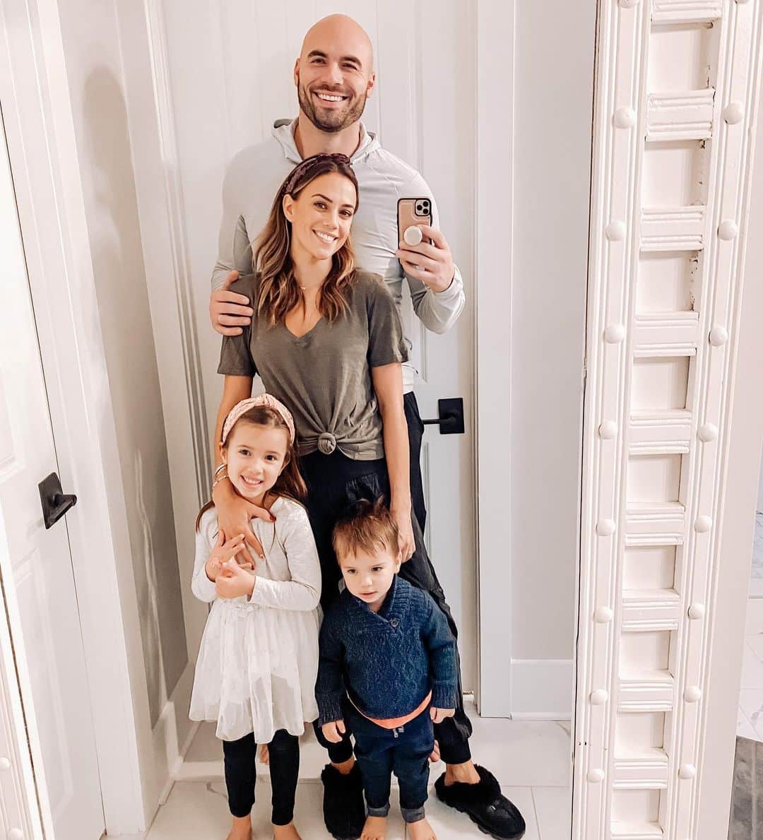 のインスタグラム：「There were many days in 2020 that felt uncertain, uneasy, anxious and depressed but we end 2020 as a family stronger than ever and full of love.. And I’m thankful for the silver linings of this year even when it was hard to see. I look forward to another year of growing stronger, loving deeper and dreaming big.  I wish for all of you a healthy and happier 2021.」