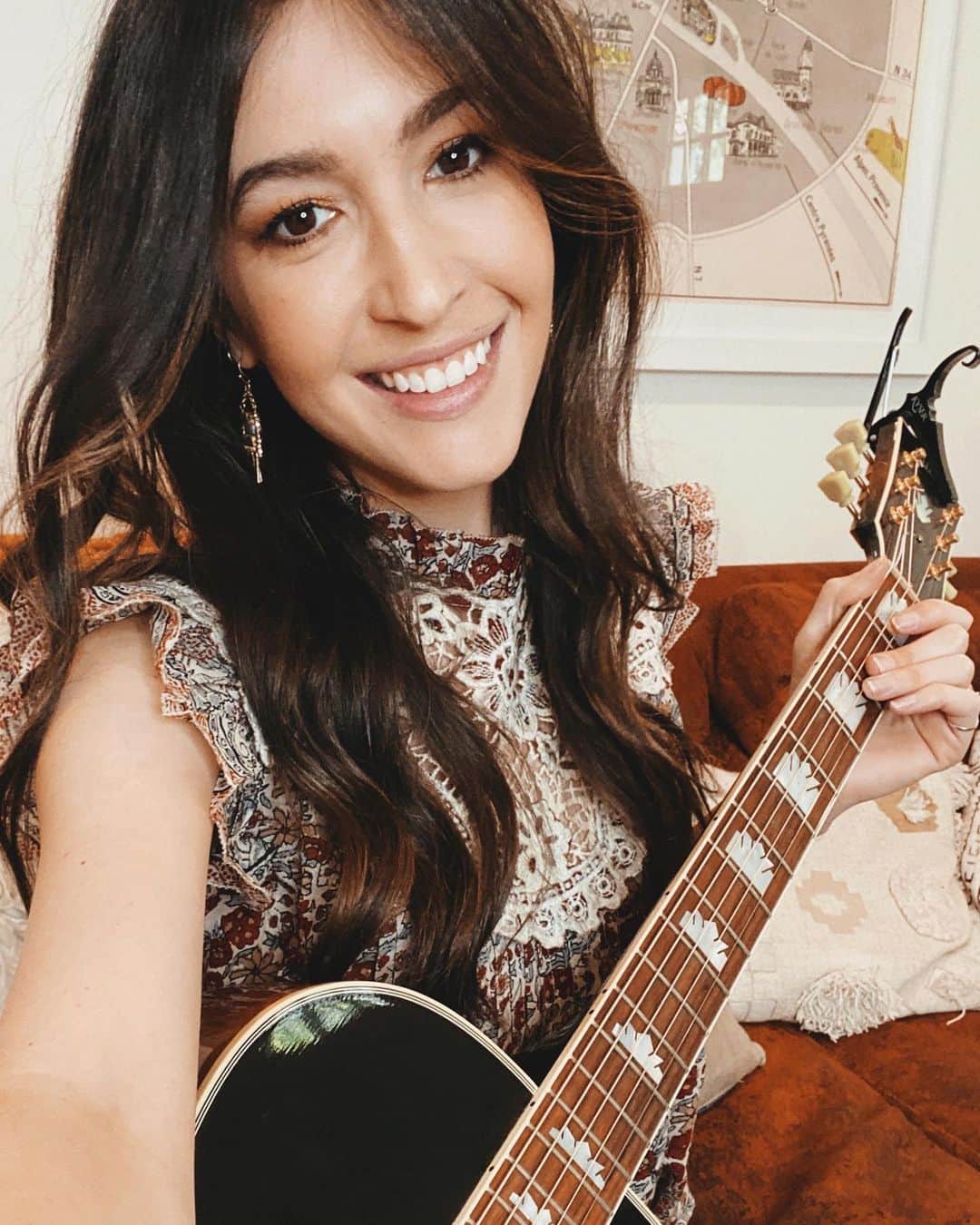 ケイト・ボイージェルのインスタグラム：「just realized that today was the first time I’ve ever played a gig on New Year’s Eve 🎶🎸✨ even if it wasn’t an in-person show that’s a pretty rad way to end this crazy year! Thank you all so much for such a fun one!! Wishing everyone an amazing, safe and cozy NYE 🥂 SEE YOU IN 2021!!」