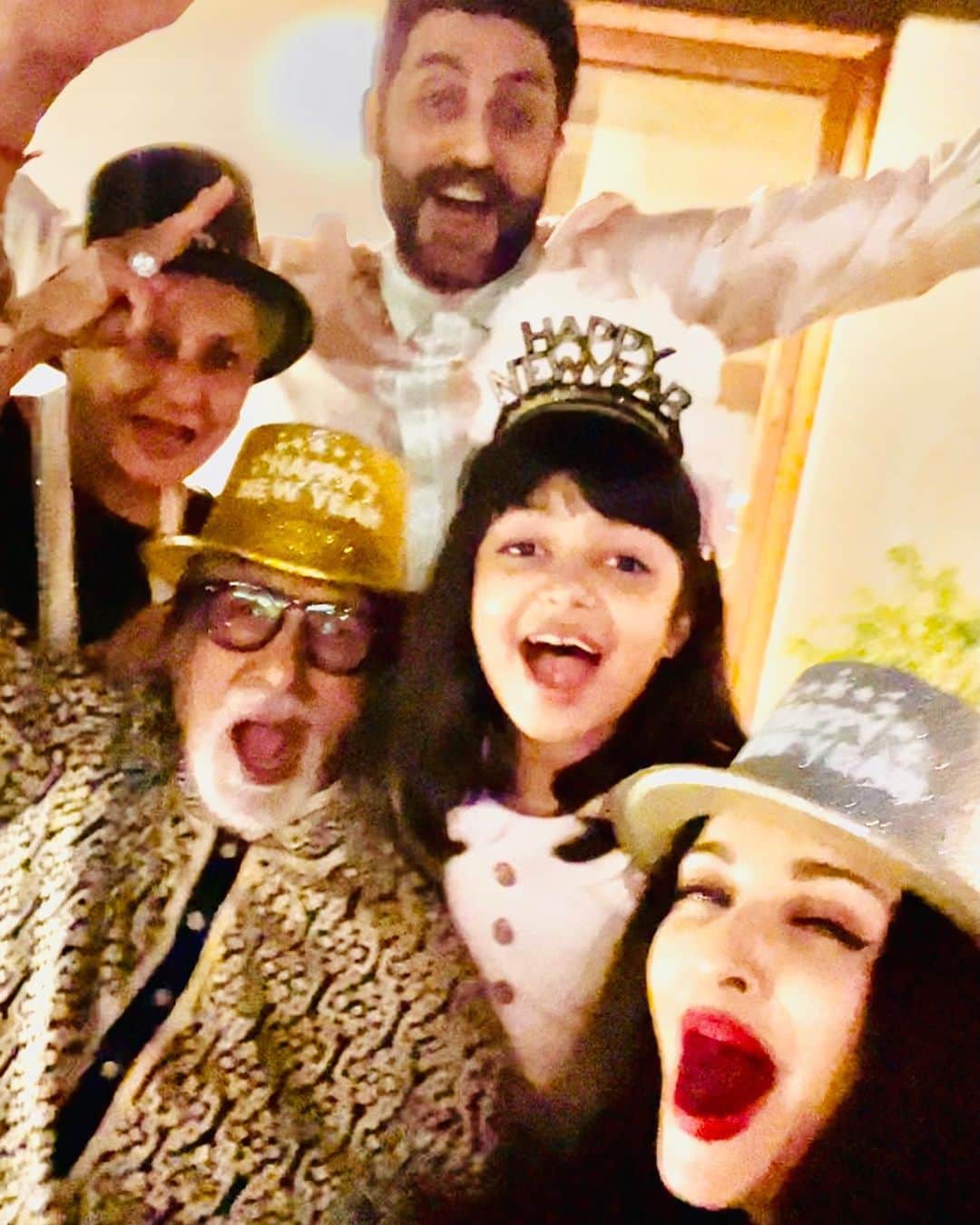 アイシュワリヤー・ラーイのインスタグラム：「✨🎊💝LOVE , PEACE and HAPPINESS GOD BLESS 🌟🌈💖HAPPY 2021💝✨」