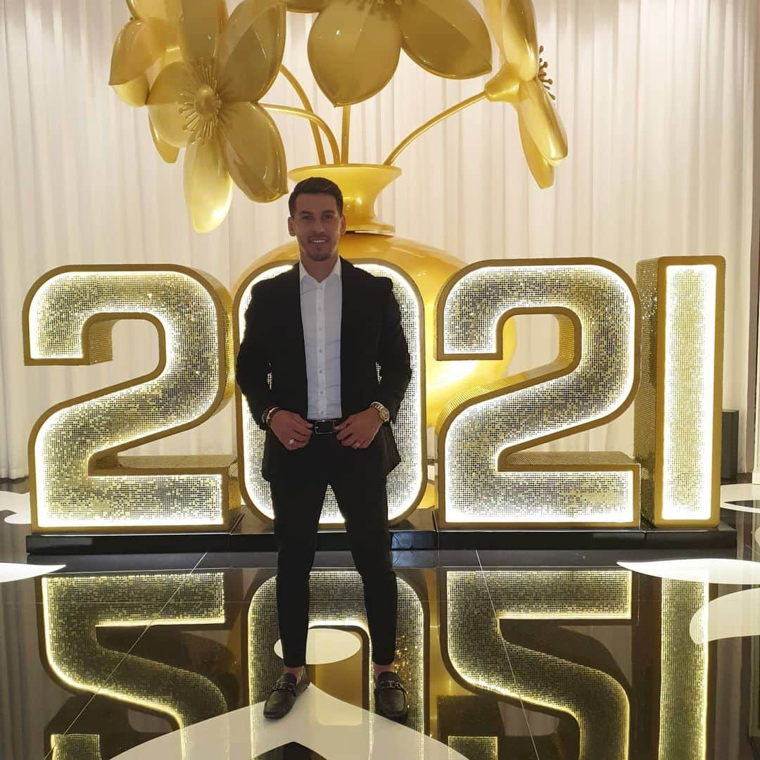 エルナン・ペレスのインスタグラム：「Happy new year #doha #qatar #2021」