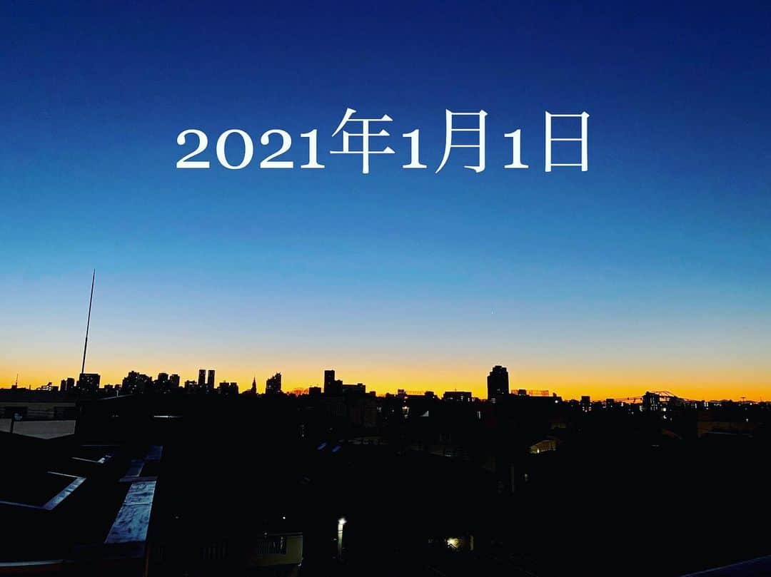 Shinnosukeさんのインスタグラム写真 - (ShinnosukeInstagram)「🎍謹賀新年🎍  「明けない夜は無い」の精神で！🌅 本年もどうぞ宜しくお願いいたします。  #初日の出 #firstsunrise #magichour #マジックアワー #元旦 #1月1日 #2021年」1月1日 6時30分 - shinscapade