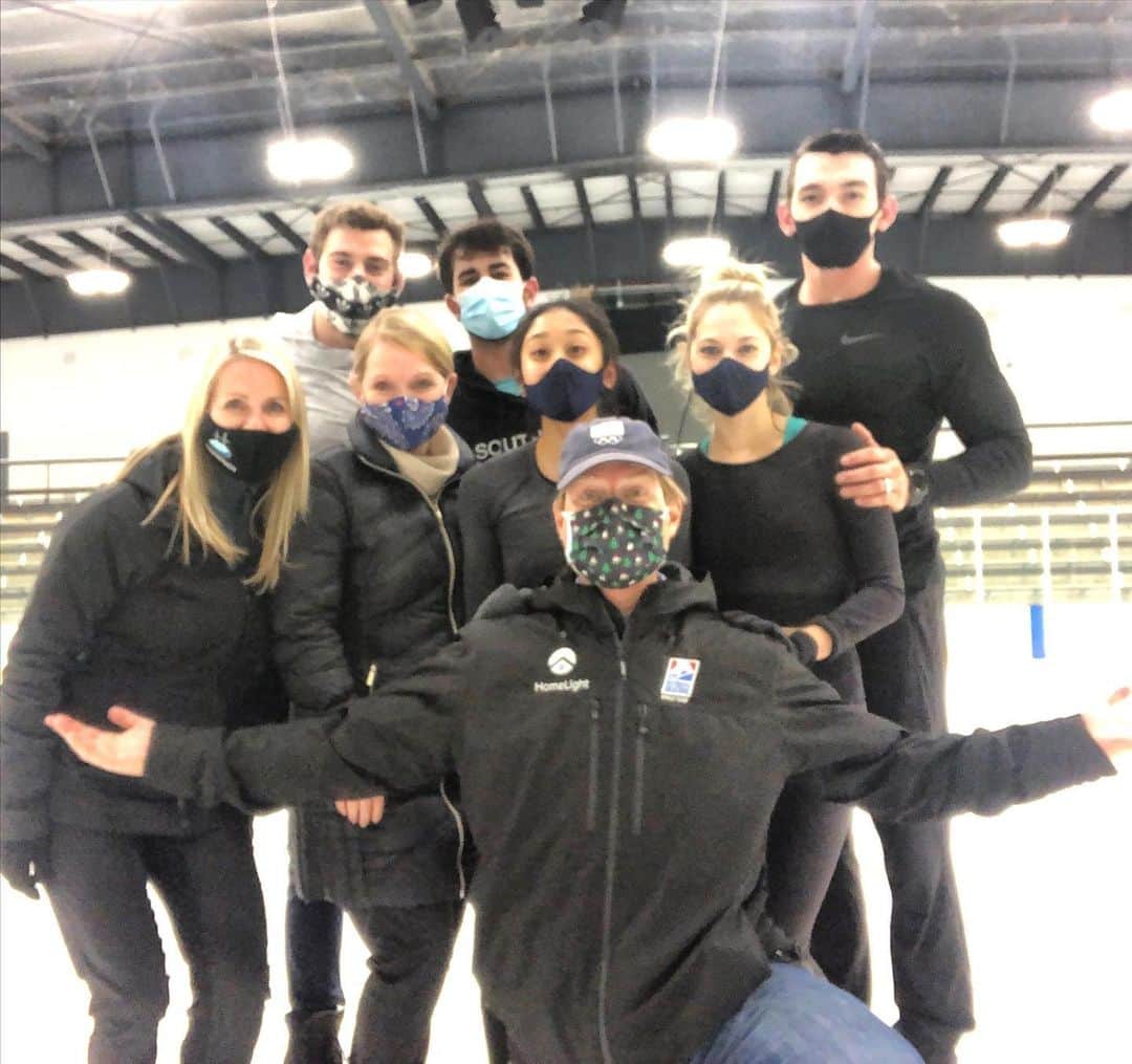 アレクサ・シメカのインスタグラム：「Happy New Year from our team to yours! 🥳🎉🎆 We wish everyone a safe and healthy 2021!   (Not pictured: Nate and Katie😣 They got a head start on celebrating!)」