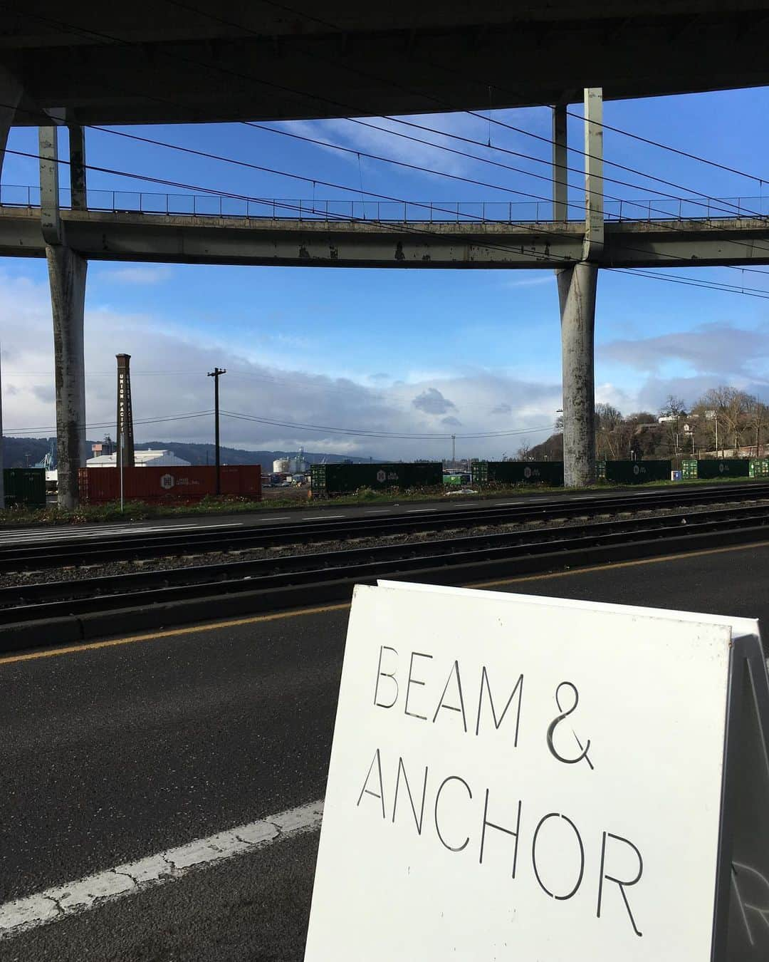 Beam & Anchorのインスタグラム：「As 2020 comes to a close, we are basking in gratitude for still being here, as part of the web of small businesses that makes Portland the special city that it is. We could not have made it through without your loyal support and for that we thank each and every one of you. We are looking forward to a new year with newfound resiliency, hope and purpose. Wishing everyone an abundance of creativity, connection and healing in 2021.」