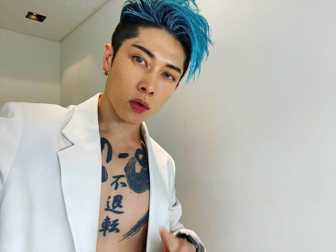 雅-MIYAVI-さんのインスタグラム写真 - (雅-MIYAVI-Instagram)「CDTV、視聴ありがとうございました！パフォーマンス、少し荒かったけど...荒ぶりたかったんだよね（笑）全部、出し切りたかった。２０２０年本当に色々大変だったけど、それを全部ぶっ飛ばして、２０２１年、前だけをみて、未来は明るいと信じて力強く進んでいきたい。その思いを込めて演奏させてもらいました。目の前のことに一生懸命がんばってれば、かならず光は見えてくる。そう信じています。がんばろう、日本！！！！🔥🔥🚀💯」1月1日 6時33分 - miyavi_ishihara