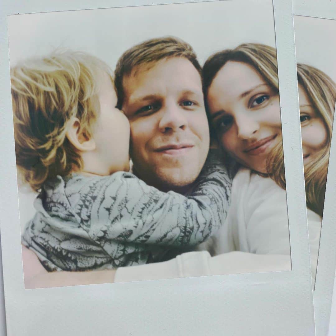 ヴォイチェフ・シュチェスニーのインスタグラム：「2020 was not easy for anyone, let’s hope 2021 brings some normality back to our lifes. Personally, I know that with these 2 by my side I can achieve everything! Happy New Year everyone! 🎉  @marina_official ❤️」