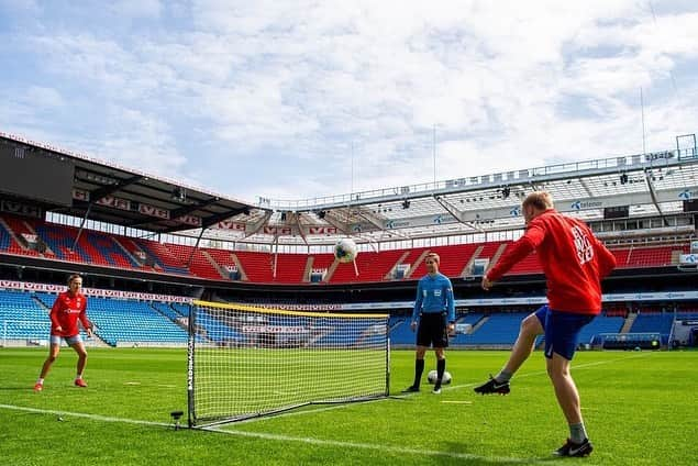 Caroline Graham Hansenさんのインスタグラム写真 - (Caroline Graham HansenInstagram)「A small behind the scene of 2020! Thank you for all that this different year has given. It’s been a challenge. A challenge that have given some fantastic results on the field which I’m very thankful for. It’s been a year where friends and family has been far away, but close by heart. This year was different and so will the Next year be. I hope and wish for the better. A better where we can finally hug and be close not only by heart, but also physically. Until then be kind to on an other  Happy new year! #gracias」1月1日 6時36分 - graham95