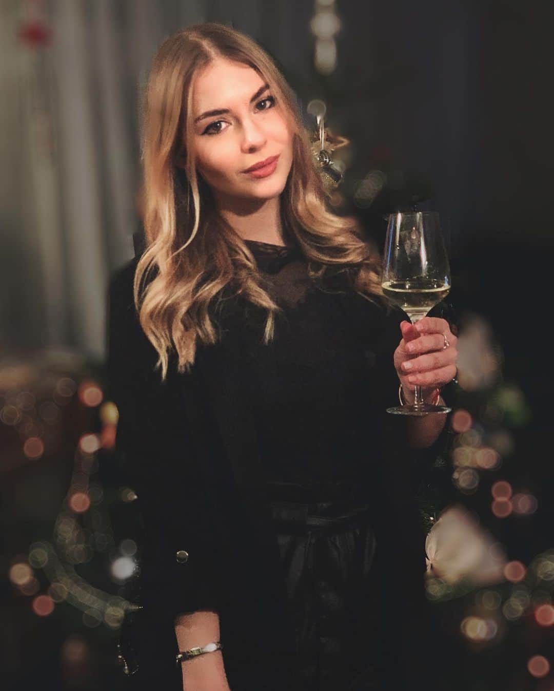 アンゲリーナ・クチヴァルスカのインスタグラム：「Happy New Year 🎊🍾🥂」