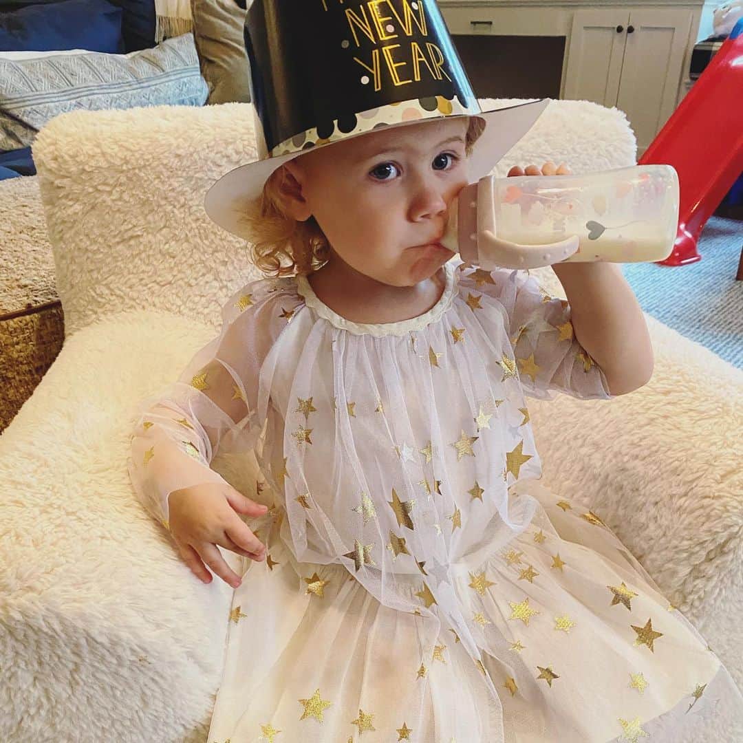ライアン・シークレストのインスタグラム：「Flora’s getting ready to watch @rockineve from home! Now let’s see if she can make it past her bedtime….  Show starts at 8|7c on @abcnetwork! #RockinEve」