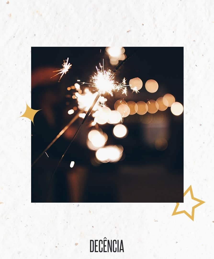 DECÊNCIAのインスタグラム：「Cada novo ciclo que se inicia deve ser comemorado, já que ganhamos novas oportunidades e abrimos mais espaço para vivermos novas alegrias. 2020 foi um ano bastante desafiador e cheio de aprendizados, mas ainda bem que tínhamos você ao nosso lado para, juntos, nos reerguermos ainda mais fortes! Que este novo ano chegue com muita saúde e coragem, para assim conquistarmos todo o resto. E em 2021, vamos nos cercar de pensamentos positivos e continuar a dar o nosso melhor! Lembre-se: a vida é para ser feliz todos os dias. Neste ano novo tenha dias de conquistas e um ano próspero! Com carinho, equipe Decência.」