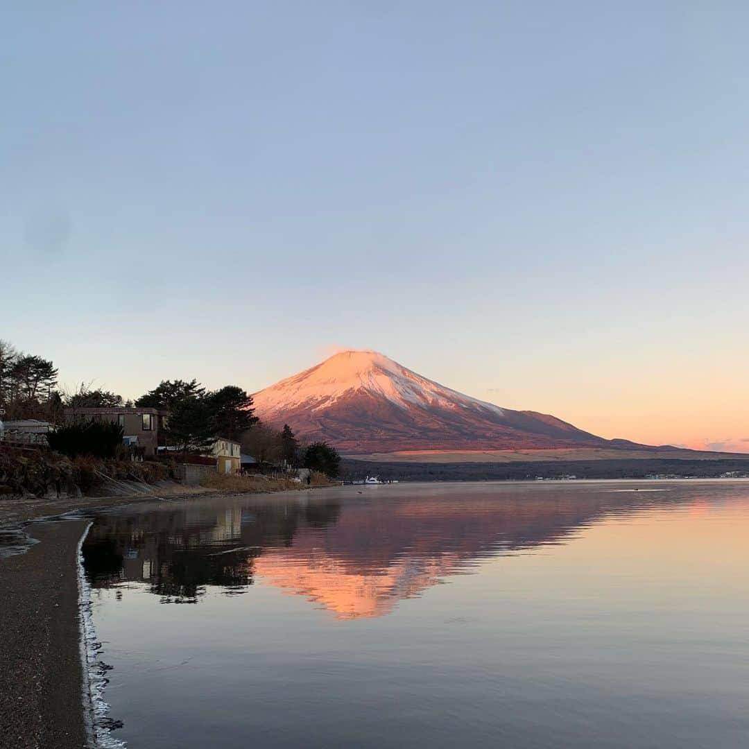 杉原勇武さんのインスタグラム写真 - (杉原勇武Instagram)「明けましておめでとうございます。 本年もよろしくお願い致します。 2021年初富士山❗️」1月1日 7時01分 - isamu_katayama