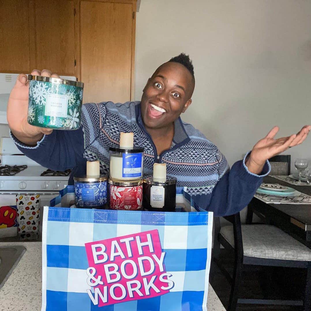 Bath & Body Worksさんのインスタグラム写真 - (Bath & Body WorksInstagram)「Happy New Year, Fragrance Fans! 💙 Thanks for being our favorite thing about 2020! 🥰」1月1日 7時03分 - bathandbodyworks