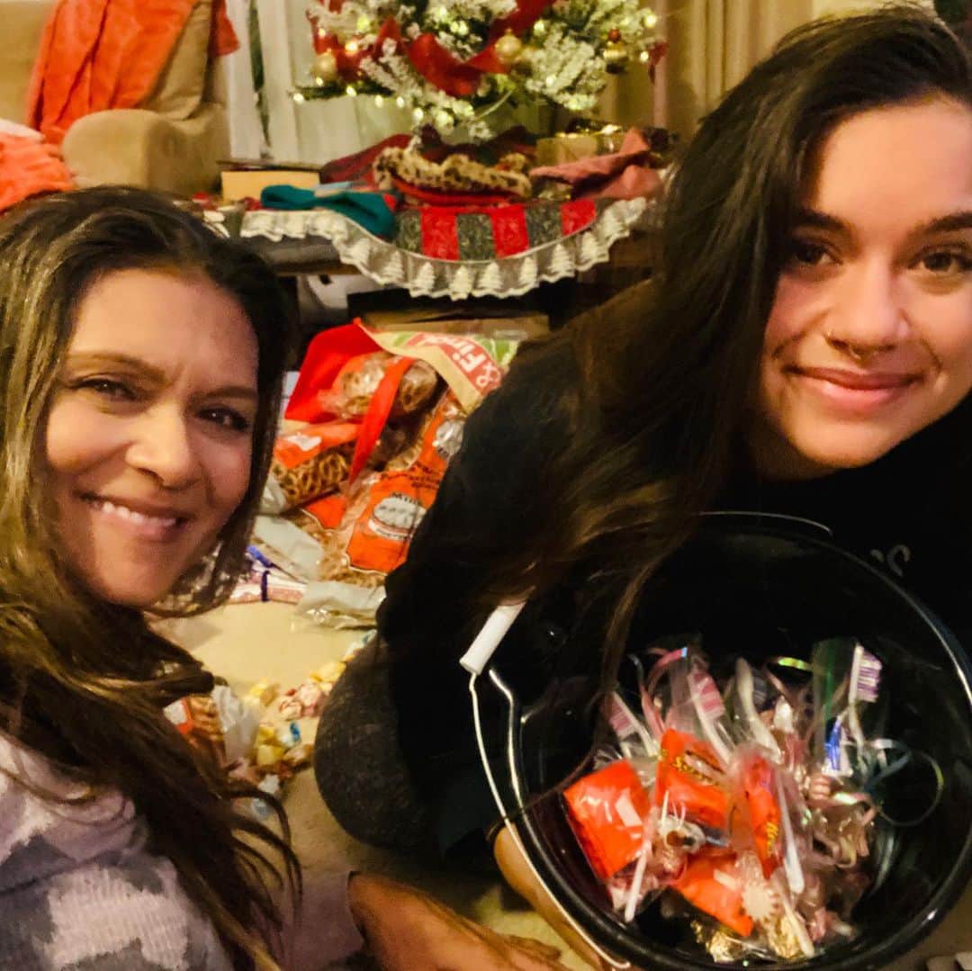 ニア・ピープルズのインスタグラム：「#2021 Over the course of this holiday season, everyone I know had a mix of feelings. Good or bad, the commonality was in the sense of it all sitting atop shifting  sands.  I was not immune.  There have been moments of great sadness as I feel the real struggle many are suffering through.  This year, I’m at my family home in California with my mom and daughter for the holidays. So Rather than shopping about in masks for gifts we could live without or giving more money to Amazon Marketplace by ordering for delivery, we decided to go to an independently owned dollar store to purchase goods we then delivered to the homeless. Many of them had lost their homes  during these very difficult yet transformative times. They were happy to receive our gifts but the truth is, they blessed me more than I helped them.  It seems their being without much in the world introduced them to self acceptance and a natural state of kindness, things many of us struggle to embody even with a home to live in. I was astounded at the resiliency, at the creativity, the kindness, the humble sincere gratitude of these beautiful people .  For us, it was a most  special and oddly inspiring Christmas Day,. Coming  together In service and stopping along the way to take in the beauty and abundance of nature connected our hearts with one another and with the heart of humanity. It was  exactly what we needed to bring us beyond whatever sadness was running through us and into the vibration of the futures we want to create.  Connecting with you through the heart as we head into 2021 and the beautiful world we are consciously choosing to co creating.   Love is the answer. It’s always the answer.  #gratitude #newyears #selflove #selfacceptance #kindness #compassion」