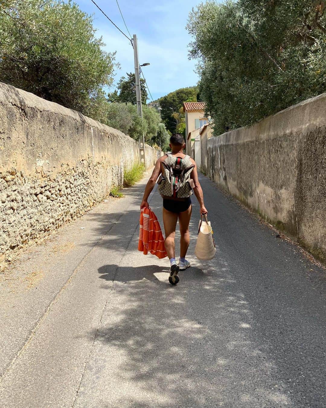 フローラン・アモディオのインスタグラム：「Bonne année la team 🍾 Je me casse en 2021 avec dans mon sac seulement de l’amour, du travail & du bonheur 💨 Je vous souhaite simplement la même chose ce sera déjà pas mal 🤍 Prenez soin de vous 😷 #2021」