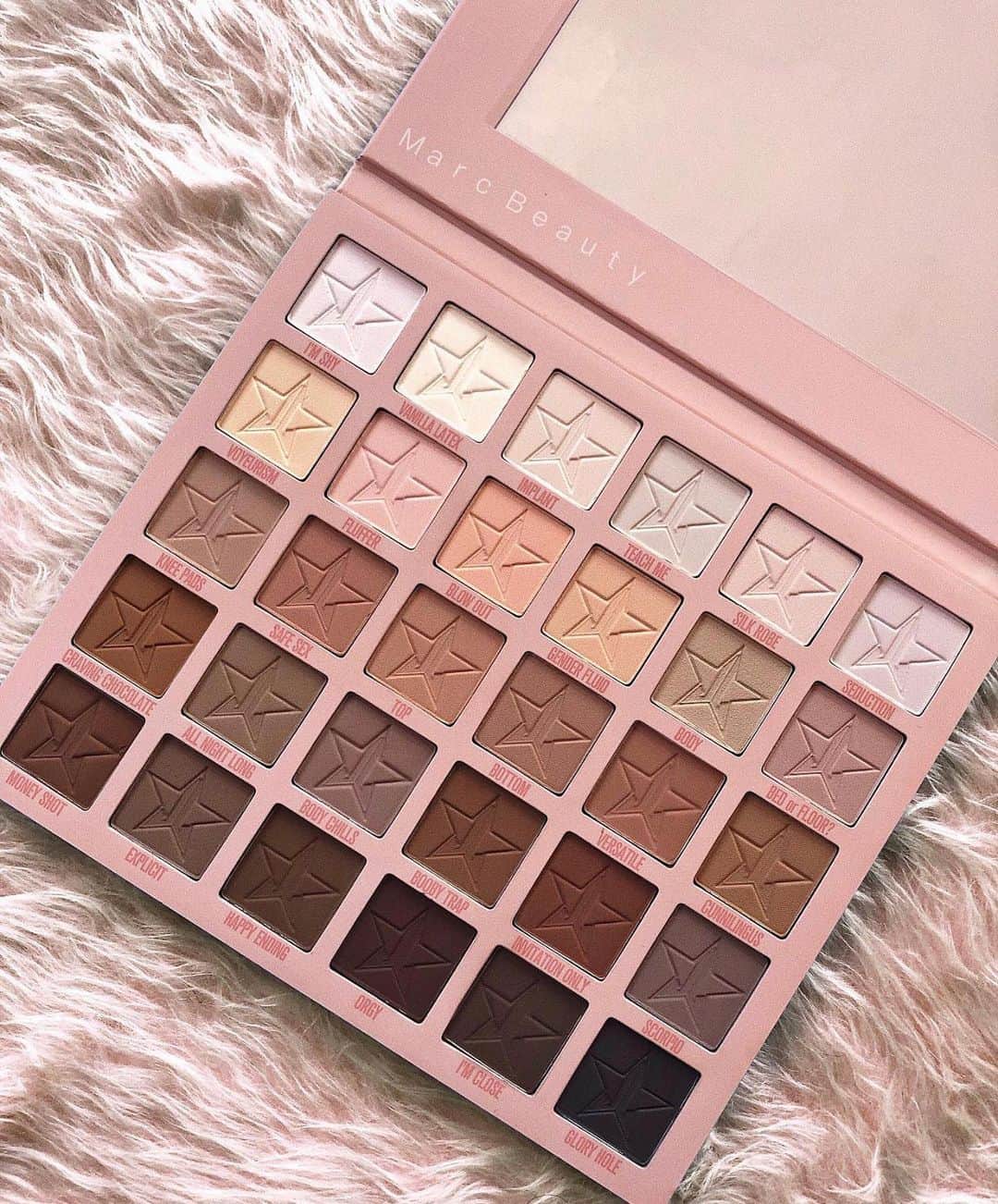 Jeffree Star Cosmeticsさんのインスタグラム写真 - (Jeffree Star CosmeticsInstagram)「@marc_beauty laying out our must have #ORGY palette 🤎   #jeffreestarcosmetics」1月1日 7時07分 - jeffreestarcosmetics