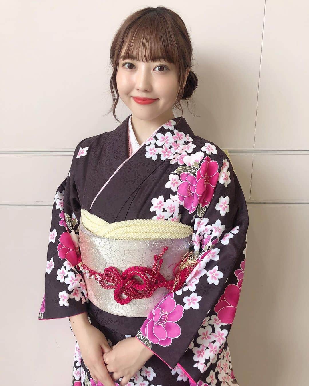 のインスタグラム：「. あけましておめでとうございます！  2月生まれなのであと少しでやっっっと19歳になりますが、代としては二十歳の年ですのでこの一年さらに気を引き締めていきたいです  今年も宜しくお願いします🐄✨」