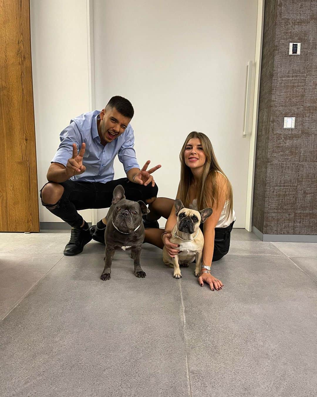 ヘロニモ・ルジのインスタグラム：「La familia Rulli-Esposito les desea de todo corazon un muy buen y feliz comienzo de año 2021!! Que la salud y la felicidad los acompañe siempre !! 🎇🎆」