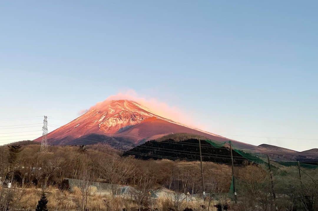 諸岡なほ子さんのインスタグラム写真 - (諸岡なほ子Instagram)「2021年元旦の赤富士。 ピンク富士？ マイナス8℃の中、初日の出を見てきました。あー、楽しい！  昨夜は、キーンと冷え切った空気とキラッキラの星空を見てタンボチェの記憶が蘇った。今朝は、ピンク富士にマジックアワーのカラパタールから見えた世界でそこだけ赤く輝いていたアポロチョコのようなエベレストを思い出した。 何でこんなに愛おしく思うんだろうな、山って。」1月1日 7時19分 - morookanahoko