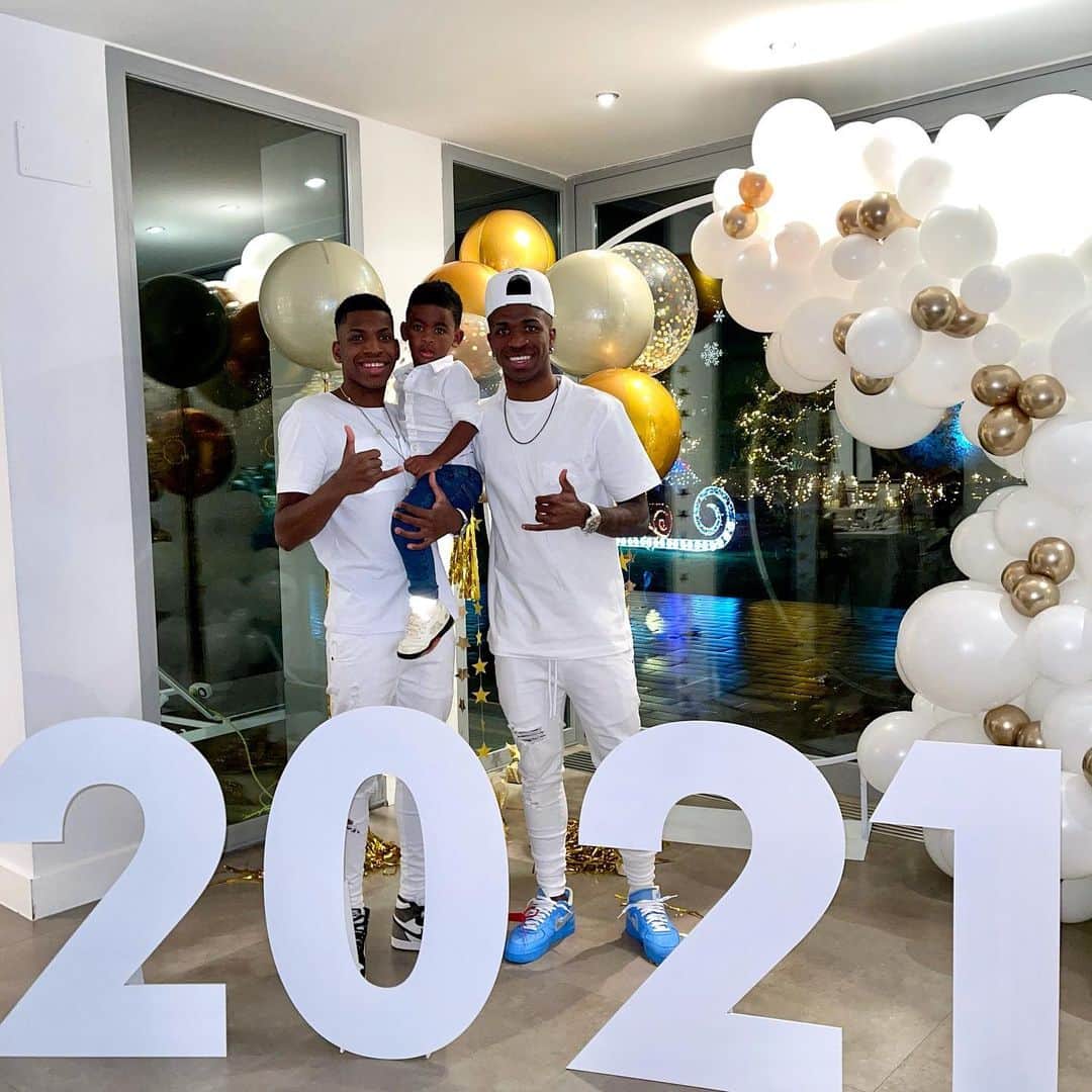 ヴィニシウス・ジュニオールのインスタグラム：「Happy New Year!!! 🤍🤍🤍」