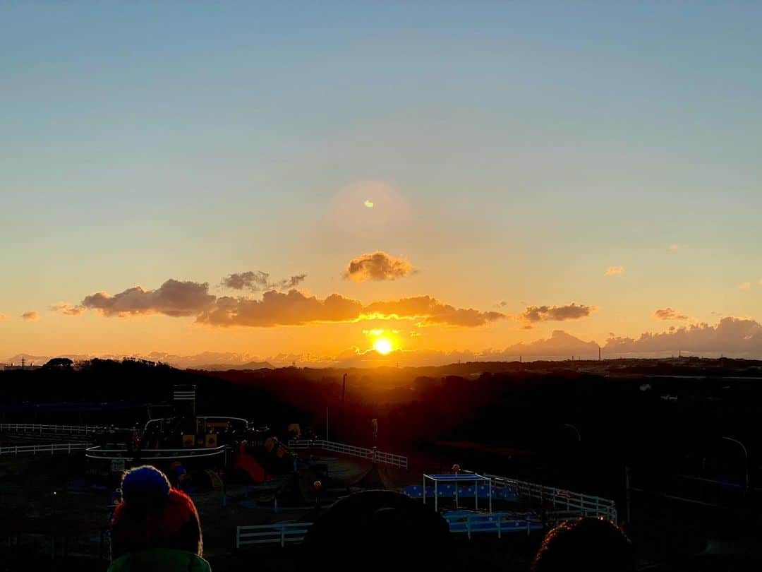 佑聖 のインスタグラム：「明けましておめでとうございます🌅 今年もいつも通り頑張っていきたいと思います、ことよろです🙏🏽  #初日の出 #富士山」