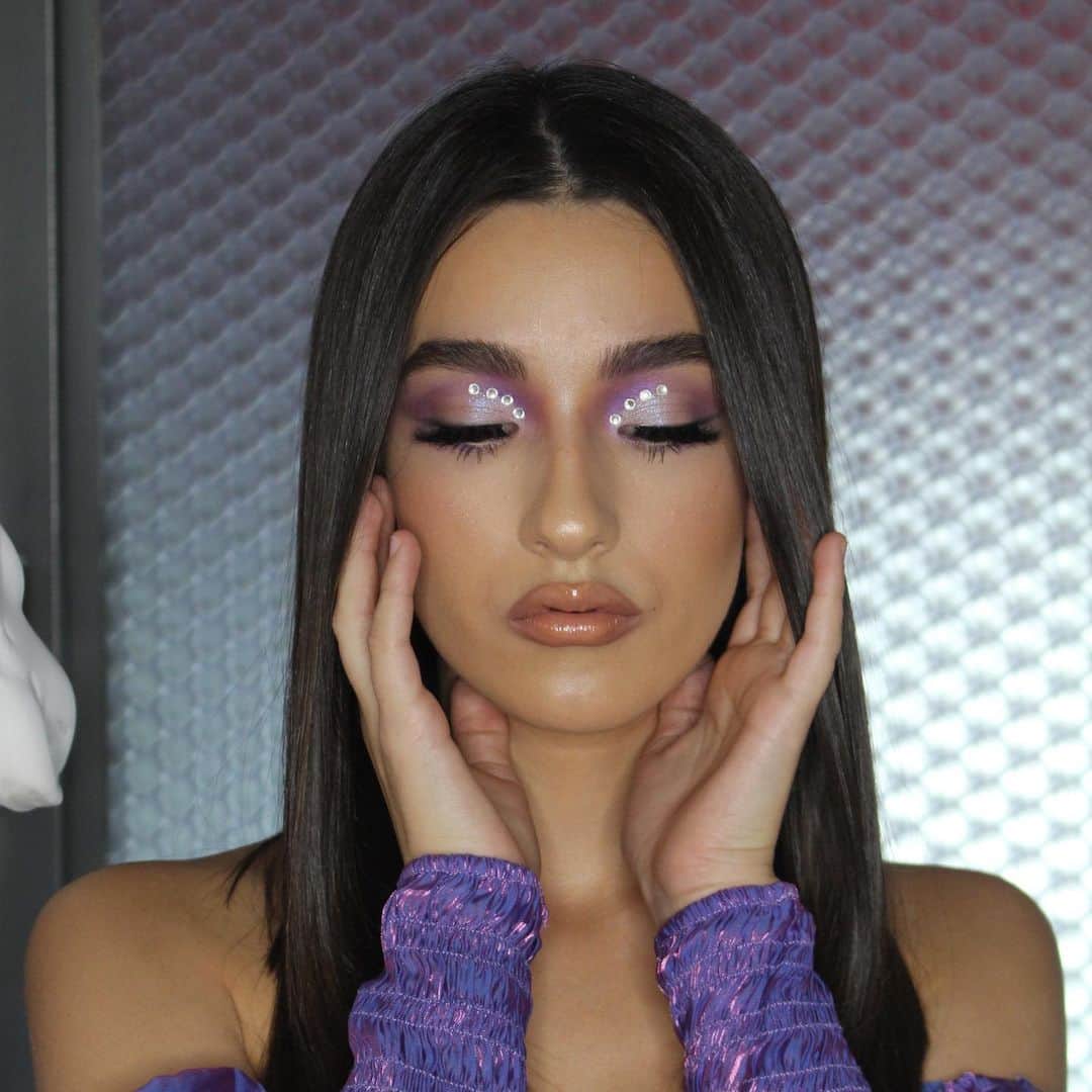 BECCAさんのインスタグラム写真 - (BECCAInstagram)「Shining from every angle. 🎆 Check out this multidimensional look that Makeup Artist @yulenizq created on @georgiaoficial_ using a full face of BECCA, featuring the BECCA X Barbie Ferreira Prismatica Face Palette and Lip Gloss Kit.  Product Breakdown: 🎆 BECCA x Barbie Ferreira Prismatica Palette  🎆 BECCA X Barbie Ferreira Prismatica Lip Gloss in Sparkle 💜 First Light Priming Filter  ☁️ Ultimate Coverage Foundation 🌱 Anti-Fatigue Under Eye Primer  ☁️ Ultimate Coverage Longwear Concealer  ☁️ Under Eye Brightening Setting Powder ☀️ Sunlit Bronzer - Capri Coast 🌸 Luminous Blush in Snapdragon  🌹 Ultimate Lip Definer, Ultimate Lipstick Love 💧 Skin Love Mist Setting Spray」1月1日 7時25分 - beccacosmetics