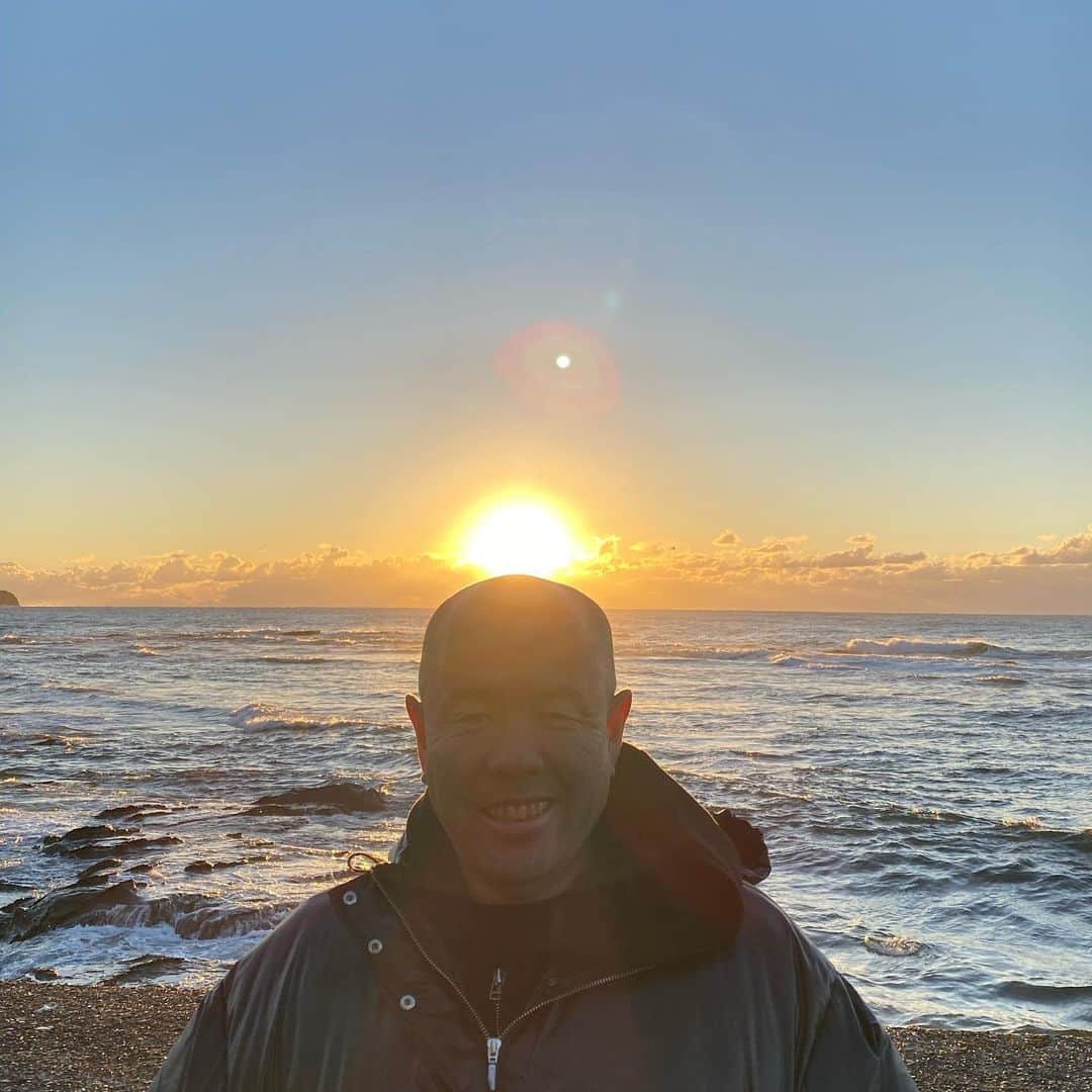 小田幸平のインスタグラム：「2021年ハゲ増しておめで頭ございます。今年も宜しくお願い申し上げます🤲#初日の出#2021年#読売ジャイアンツ#中日ドラゴンズ#三菱重工west#はげch#はげ#がんばります」