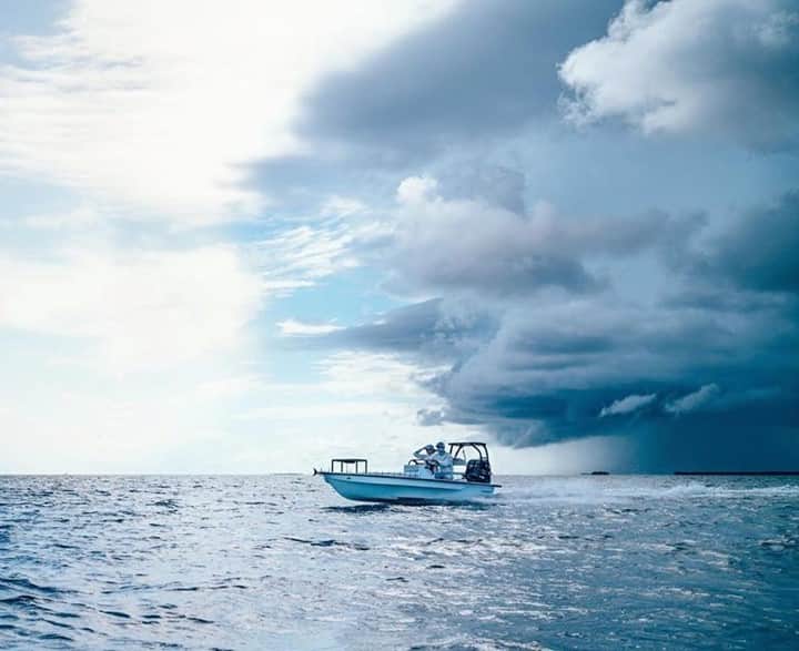 Costa Sunglassesのインスタグラム：「Don’t look back. 📷: @austincoit @brandoncyrkw @ambercyrkw #SeeWhatsOutThere #BornOnTheWater」