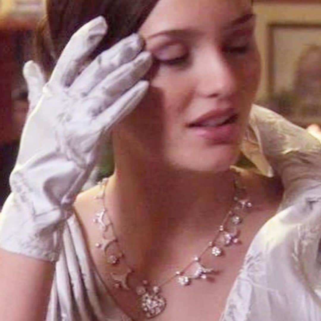 のインスタグラム：「Happy NYE Diamonds are a girls best friend necklace by @ericksonbeamon Posted @withregram • @eiffeltyler Hello Upper East Siders, and welcome to the last #WaldorfWednesday of 2020! What a year, what a year. I think we all deserve a treat for making it through to the end, so let's discuss Blair's cotillion dress from season one, episode 10, "Hi, Society."  This one is fun because it was designed by Eric Daman! It was the first major piece custom built for the show; when Nate punches out Carter, they rip B's dress in the melee, so it was better to have something made to be torn rather than use someone else's designs. (Technically, it's an Eleanor Waldorf original, but fans will know Abigail Lorick was the ghost designer behind all of the other EW designs.) He said the pale silver jacquard "gave [him] visions of a modern day Marie Antoinette" and I must agree - plus the color is so pretty for Leighton! While I'm sure it'll be controversial, you know I love the giant bow at the shoulder, and I like how the skirt is cut at the front to reveal an underlayer.   It appears Blair's gloves were custom built in the same fabric, which is very rich, and there's a pair of peep toe d'Orsay pumps with a crystal buckle that look almost, but not quite, like a signature Manolo Blahnik style. (My guess is they're by a designer further down market.) Unlike Serena, there's not a hair out of place in B's low bun, which reveals a pair of delicate earrings.  But the REAL key accessory here is the Erickson Beamon necklace given to Blair by Chuck in "Seventeen Candles" — which B leaves on to "fake her virginity" (ew, Chuck) with Nate. Okay!!!! A style and sex power move in one. You know you love me.」