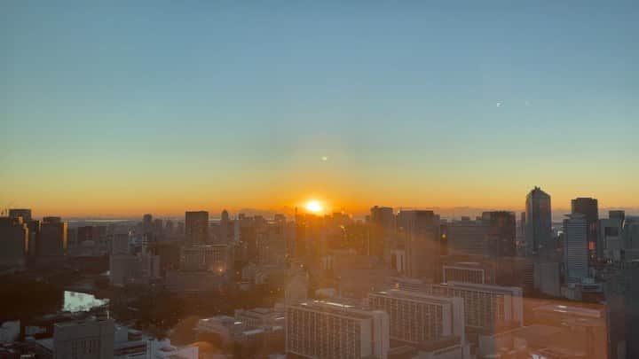 akikoのインスタグラム：「明けましておめでとうございます🌅 本年もどうぞよろしくお願い致します。  初日の出が綺麗で感動しました😭 みなさまにとって、光に溢れた素晴らしい一年になりますように✨🙏✨  #ahappynewyear2021」