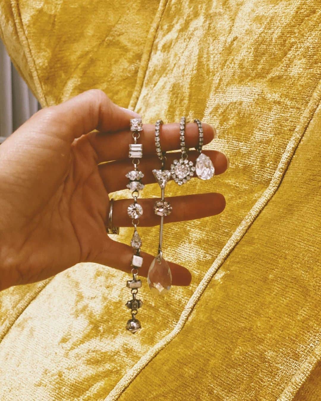 ダニジョーのインスタグラム：「Tonight’s choices for our at-home NYE look ✨」