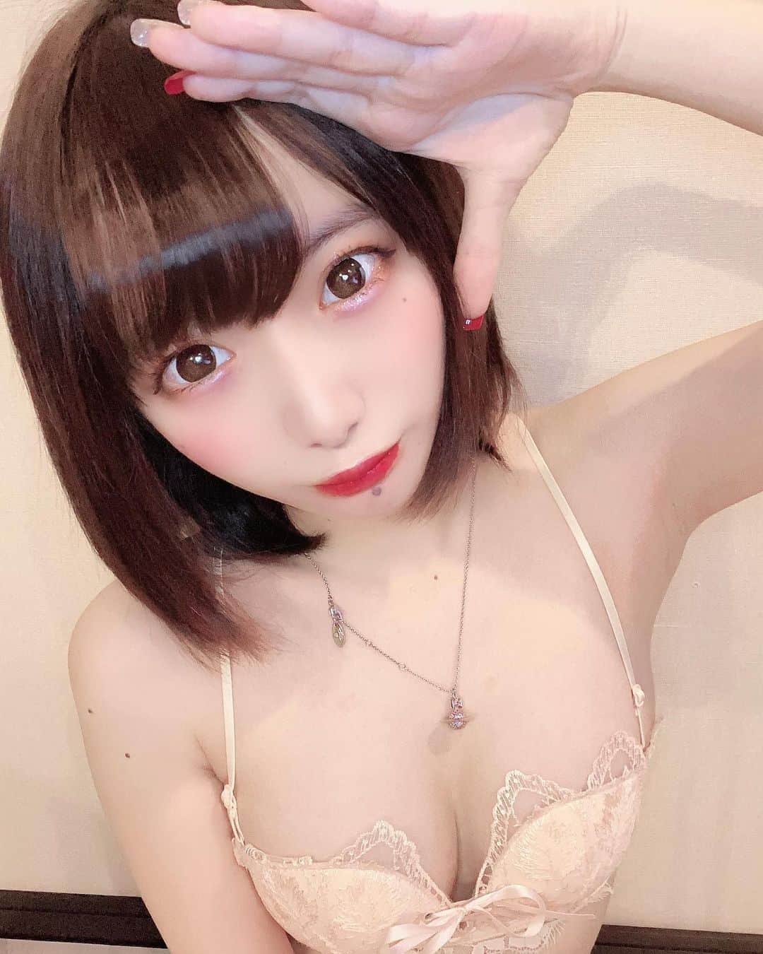 のインスタグラム：「くらいほうがおちつくきがする！」