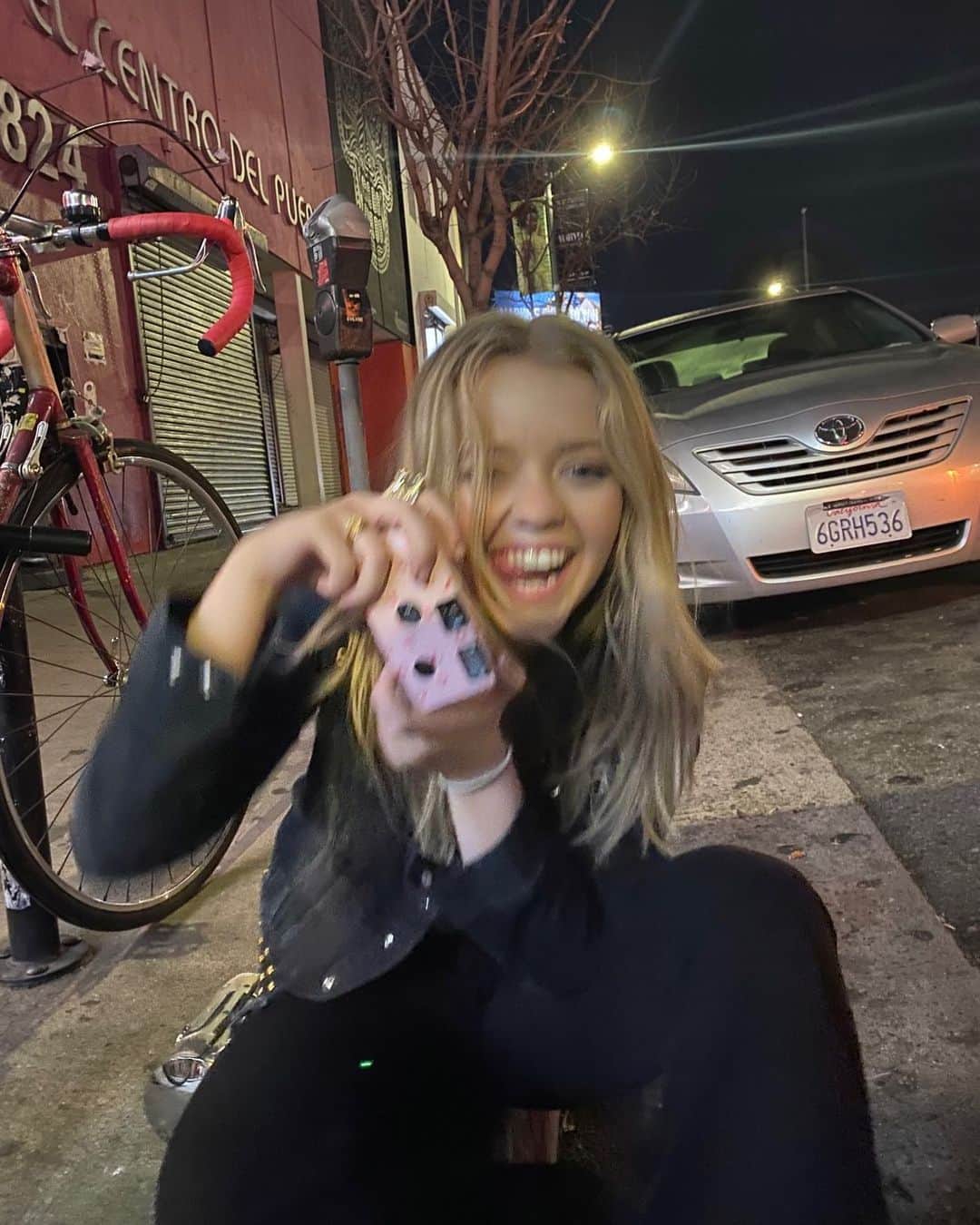 のインスタグラム：「20 fucking 20.   There is no denying the weight of this year, felt by millions across the world. And there is no denying the chaos, the unknown, the spinning we’ve felt from the speediness of its changes.  20 fucking 20.   There has always been chaos. The world is doused in it.   But there has also always been goodness. Human decency. Gentleness. Strength. Good people doing good things to help their fellows.   Movies and shows, books and music served as comfort and escapism for us nestled at home. Dared us to imagine and wonder and just feel good.   Technology has advanced and has allowed the world to connect with each other.   People used their voices and stood up for others. Created solutions and ideas to make the world a better place. These ideas sparked movements and opened our eyes to what could be. What should be. And what will be.   There is so much good. It’s pulsing and evident in everything you have done and accomplished this year. Thank you for reminding me of that.   The world will heal. It always has. Just as the sun never ceases to rise.   Here’s to goodness and the Renaissance to come.   Nothing but love.   Jade x」