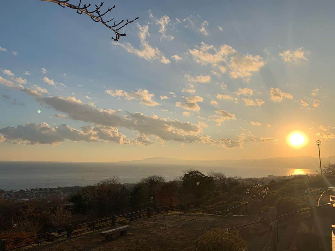 のインスタグラム：「2021年あけましておめでとうございます。 今年も残すところ364日となりましたが、よろしくお願い申し上げます。  ※初日の出ではありませんw  #元旦 #2021年」