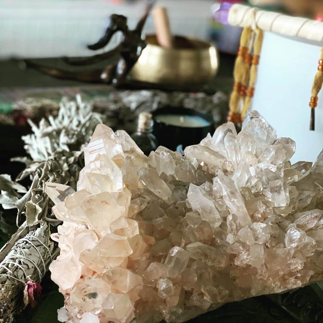 P!nk（ピンク）のインスタグラム：「Happy New Year. I am gratitude. I am peace. I am better than I’ve ever been. All is well in my world (thank you, Louise Hay) this year, may we all remember that we each own a spiritual toolbox that we can always draw from, like a bottomless well. We are capable of brilliance and light, and love in the face of hatred. Kindness in the face of impatience. Deep breaths people. I send each and every one you so. Much. Love. Cheers」