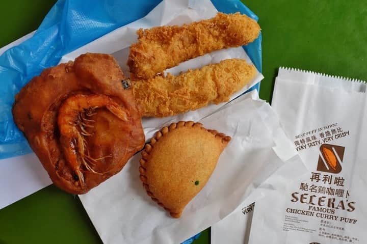 HereNowさんのインスタグラム写真 - (HereNowInstagram)「Snack on Southeast Asian treats like crispy curry puffs and fried bananas at this snack shop  📍：Selera restaurant Curry Puffs（Singapore）  "This shop is nothing flashy, but they make a good curry puff. I went there on a late afternoon one weekend, and there wasn’t much of a crowd and the street was quiet. I ordered a Tie Guanyin to go with the curry puff. I’m a repeat customer at this place." Artist, Aiwei Foo @awfoo  #herenowcity #herenowsingapore #breakfasttime #breakfastideas #brunchtime #brunch #breakfastrecipes #bestfood  #foodstagram #wonderfulplaces #beautifuldestinations #travelholic #travelawesome #traveladdict #igtravel #livefolk #instapassport #optoutside #Singapore #visitsingapore #シンガポール #싱가포르 #싱가포르여행 #싱가폴 #新加坡」1月1日 7時57分 - herenowcity